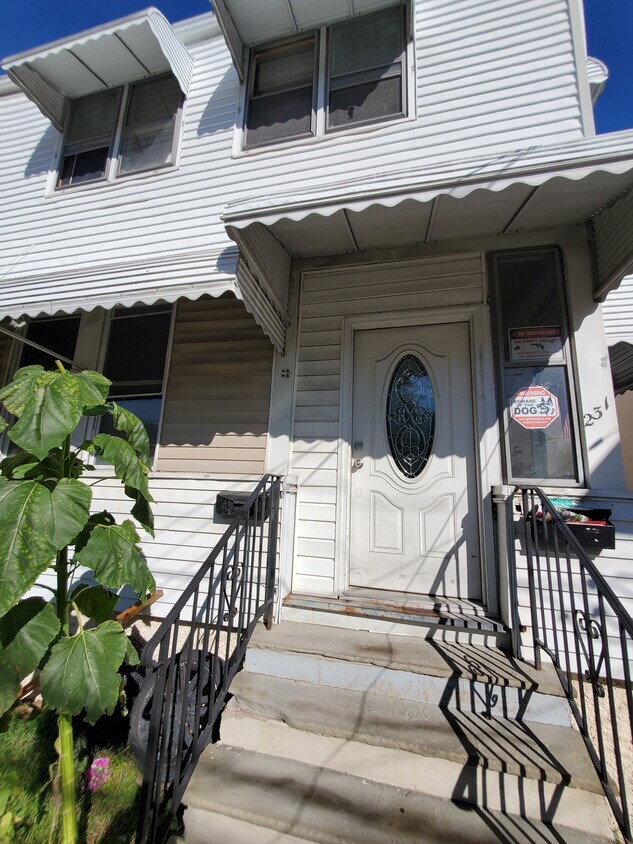 Primary Photo - 231 Lakeview Ave