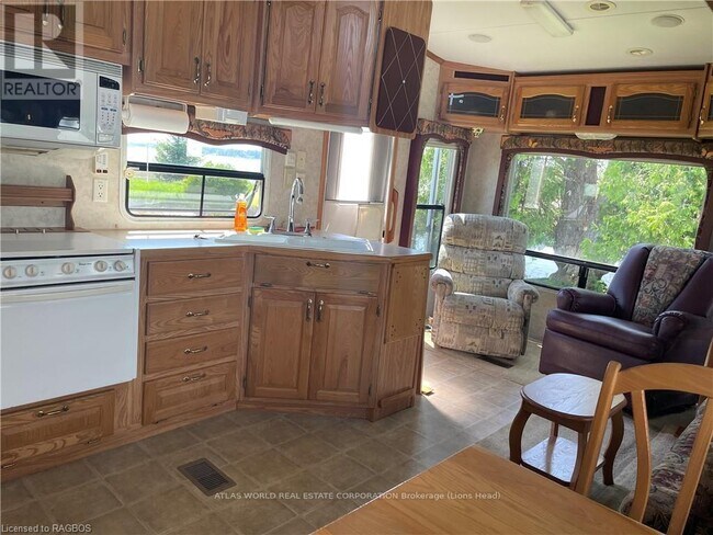 Photo du bâtiment - 9 Tamarac Rd