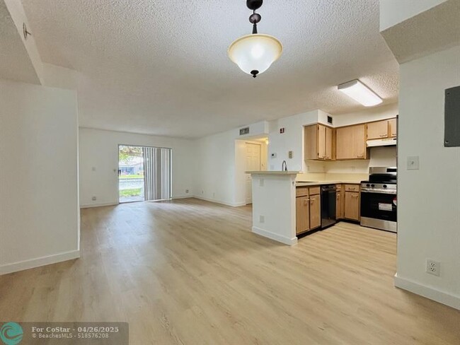 Foto del edificio - 7630 Westwood Dr