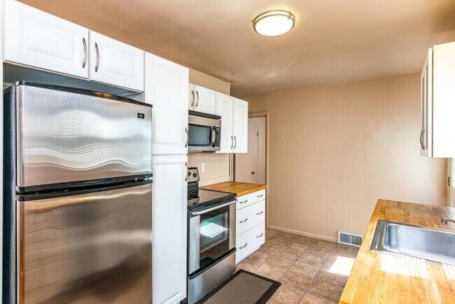 Building Photo - 2 bedroom in Seattle WA 98106