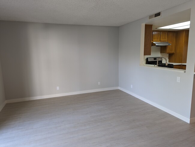 Spacious living room - 1050 Walnut Grove Ave