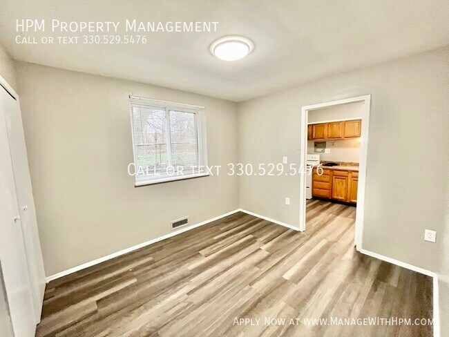 Foto del edificio - Remolded Three Bedroom Apartment for Rent ...