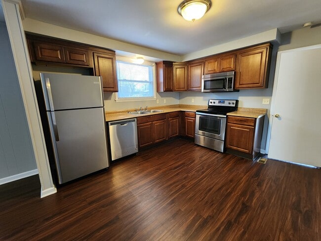 Building Photo - 2221 Green Acres Dr