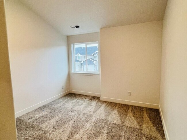 Building Photo - 886 E 180 S