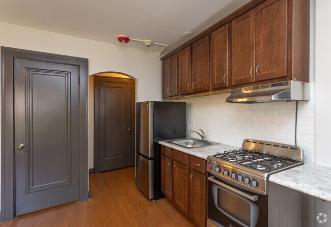 Corner Estudio, 1BA - 304 W Touhy Ave