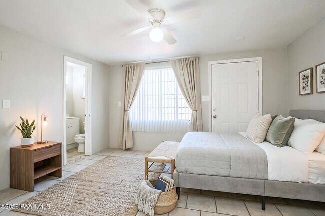 Building Photo - 302 W Flores St