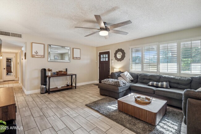 Foto del edificio - 8143 E Mulberry St
