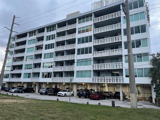 Foto del edificio - 8233 Harding Ave