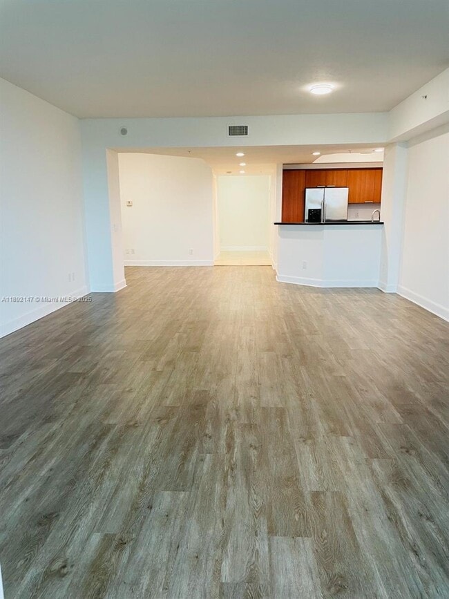 Foto del edificio - 14951 Royal Oaks Ln