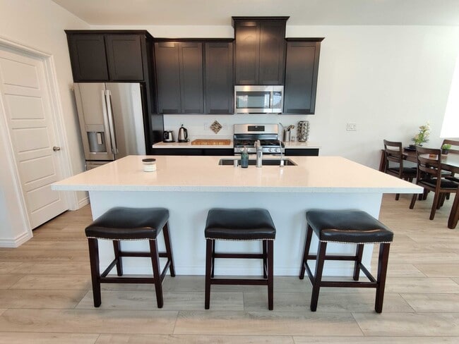 Building Photo - Like New 2 Bed 2.5 Bath Condo