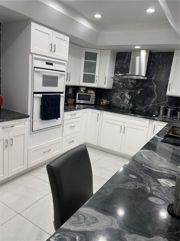 Building Photo - 520 Brickell Key Dr