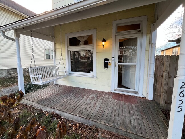 Building Photo - Charming 2 bedroom 2.5 bath single family ...