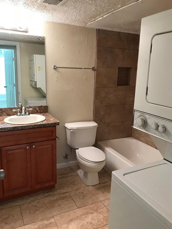 Foto principal - 1931 Greenbriar Colony Dr