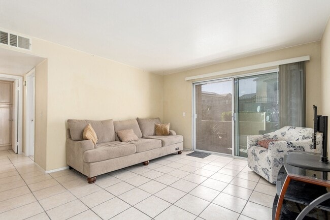 Building Photo - First Floor Condo 2-Bedrooms 2-Bathrooms!