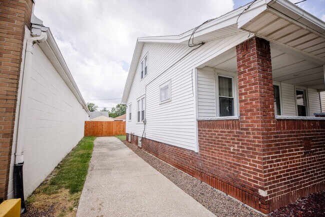 Building Photo - 1554 Oak St