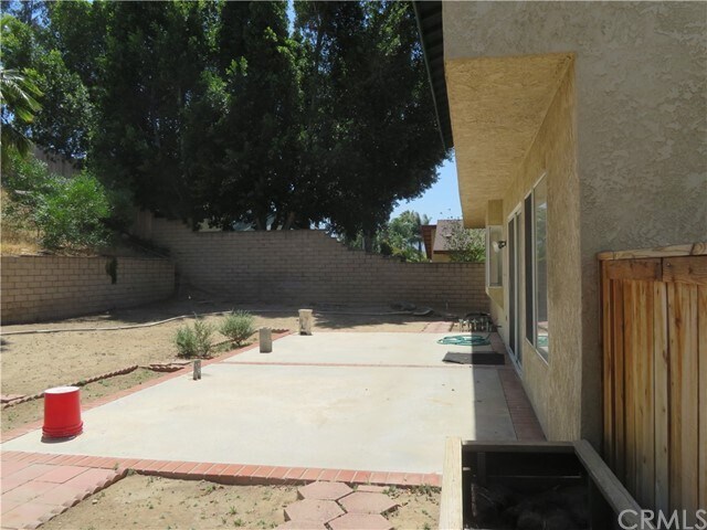 Building Photo - 945 Queensdale Ave