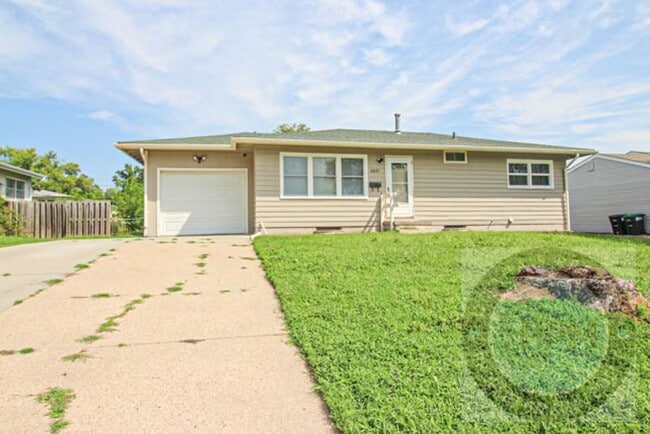 Building Photo - 3 Bedroom / 1 Bath Home Minutes from Hartm...