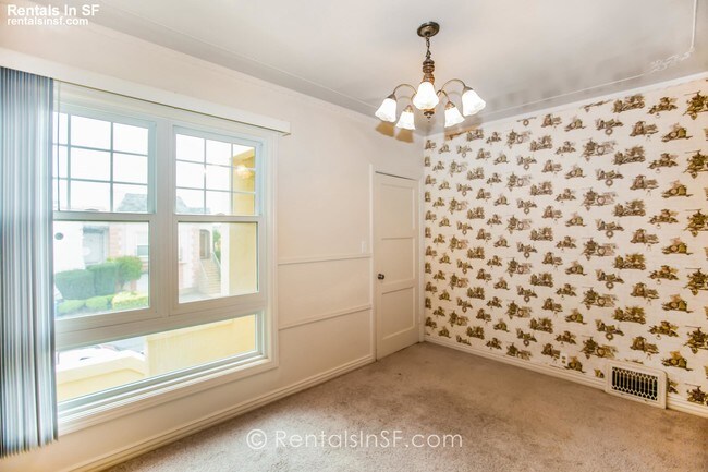 Building Photo - Lovely, Mid-Century Home near Beach!