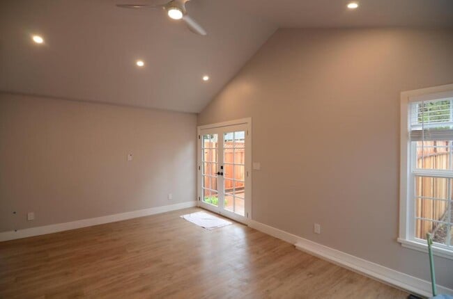 Building Photo - 1109 Pine St, Unit B
