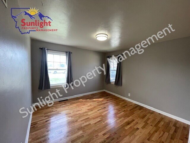 Foto del edificio - "Charming 2-Bed Home with Gleaming Hardwood Floors in Billings, MT!"