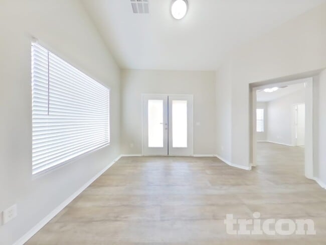 Building Photo - 11446 W Roanoke Dr