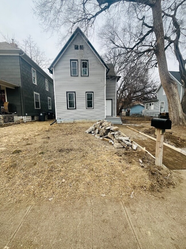 Building Photo - 914 7th Ave