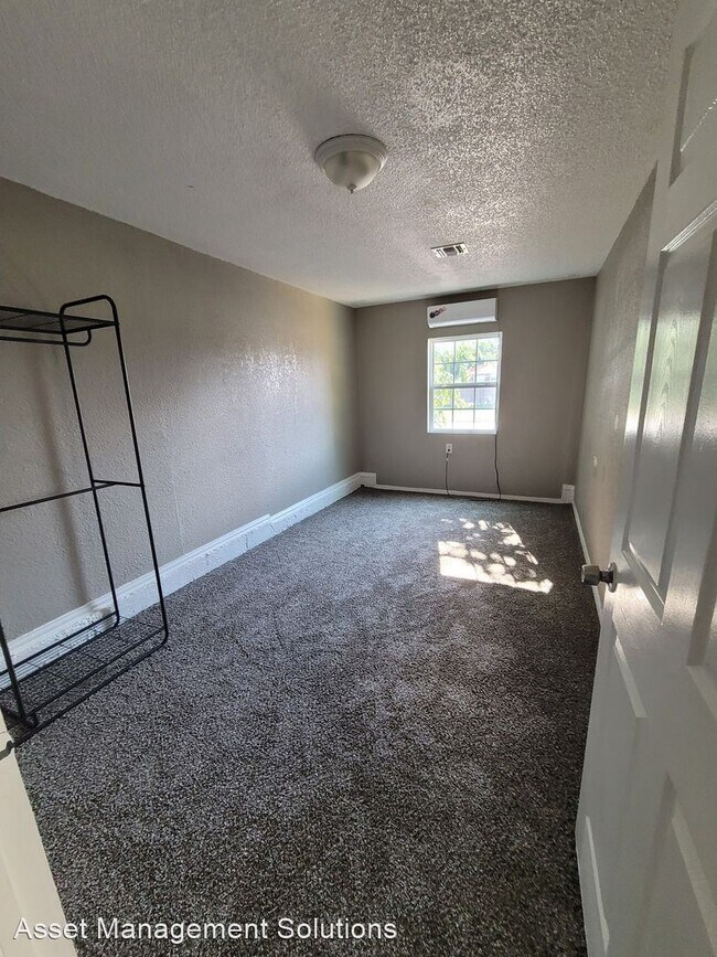 Foto del edificio - 5 br, 1.5 bath House - 8404 S Drexel