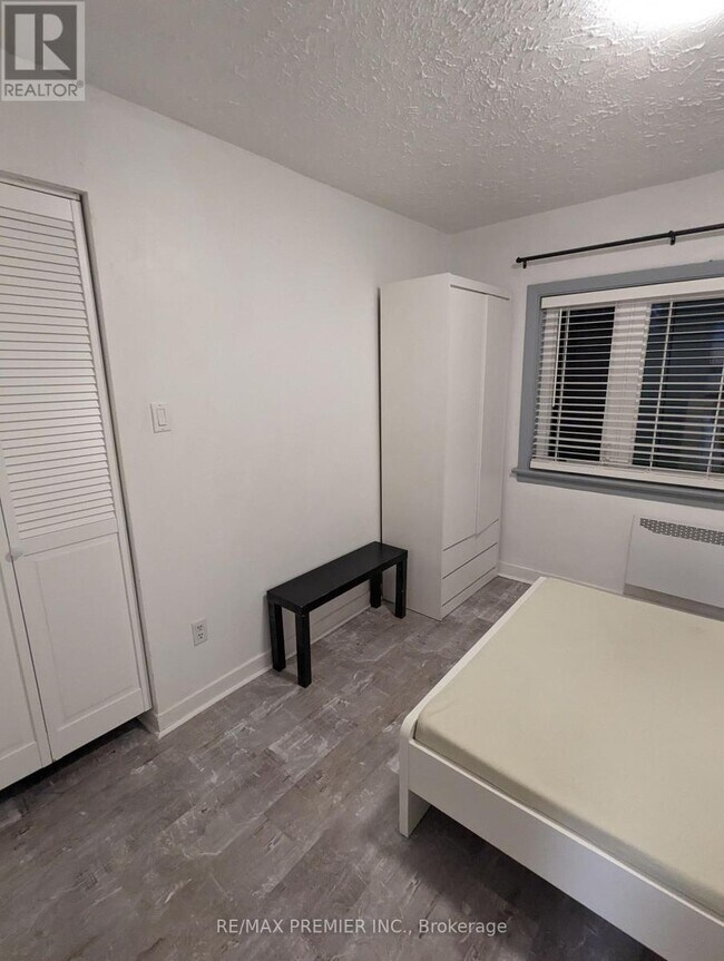 Building Photo - 1552 Avenue Rd