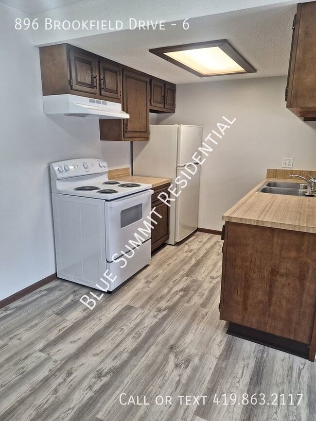 Building Photo - 896 Brookfield Dr