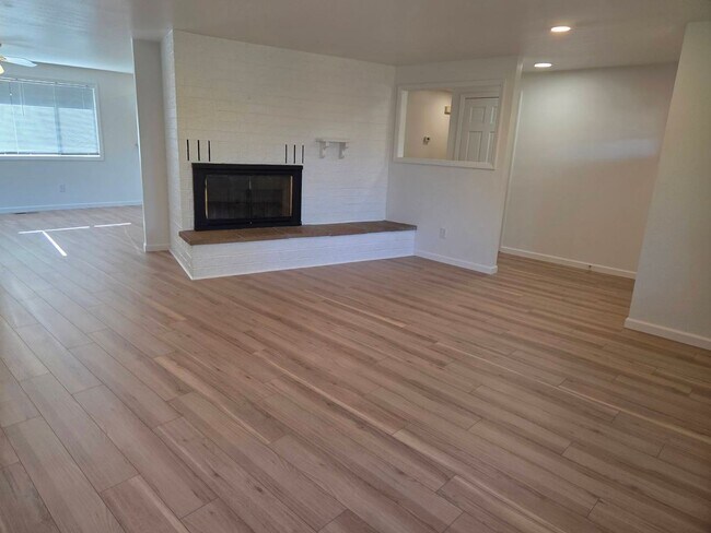 Foto del edificio - Newly renovated three bedroom home | Available Mid April