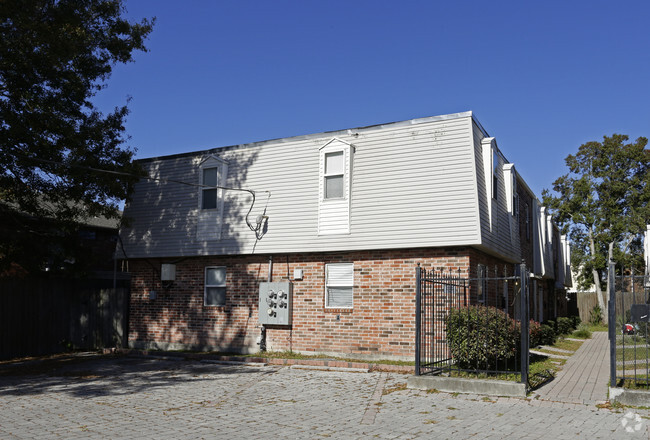 Building Photo - Azalea-Ridge-Condominiums