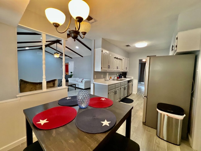Building Photo - 506 Balboa Dr