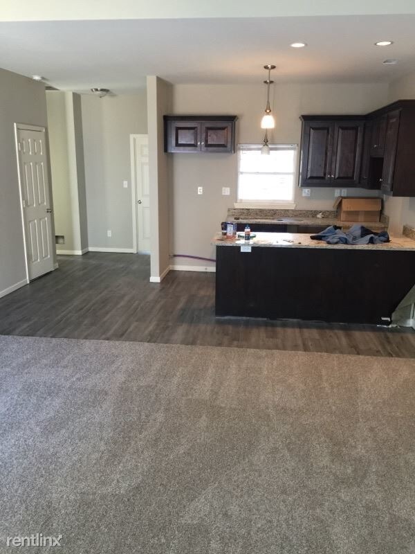 Building Photo - 838 S Creekside Dr