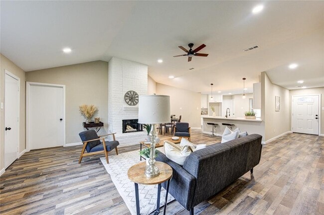 Building Photo - 15706 Amapola Dr