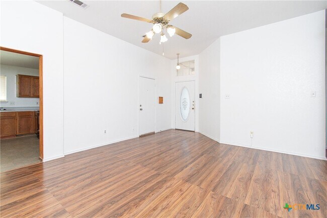 Building Photo - 2406 Cactus Dr