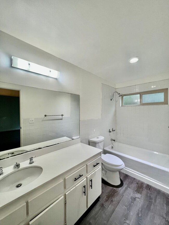 Building Photo - Newly remodeled 1B/1BA condo w/ reserved p...