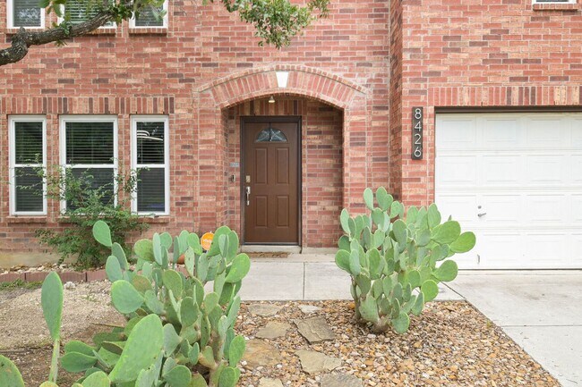 Foto del edificio - Beautiful 4/3.5 Home Available for Immedia...