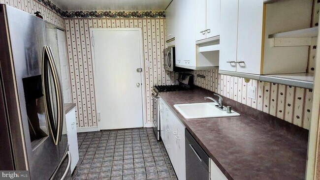 Foto del edificio - 6100 Westchester Park Dr
