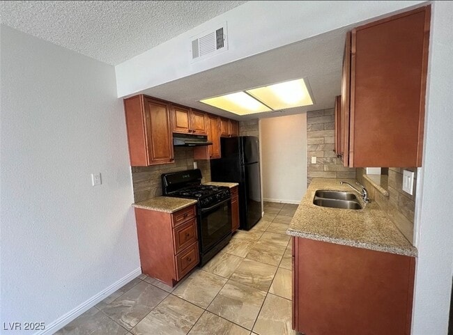 Building Photo - 4561 Carriage Park Dr