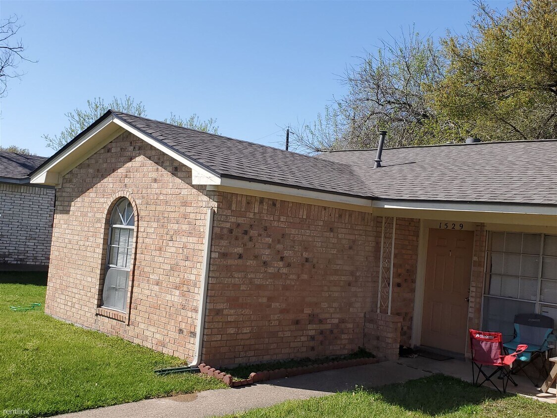 2 br, 1.5 bath Duplex 1529 Hillside Dr Townhouse for Rent in