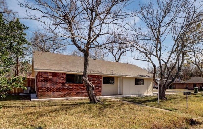 Building Photo - 501 Ladd St