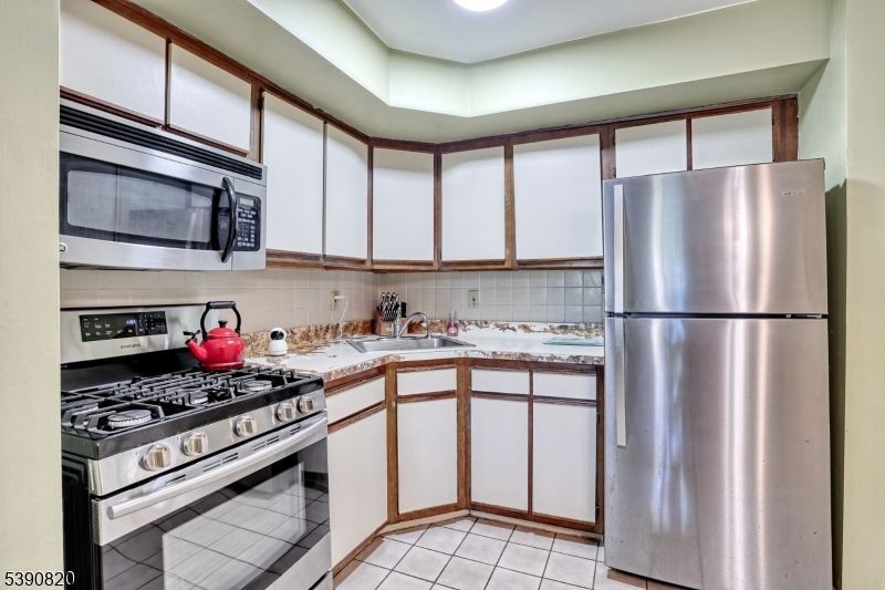 Building Photo - 2400 NE 10th St