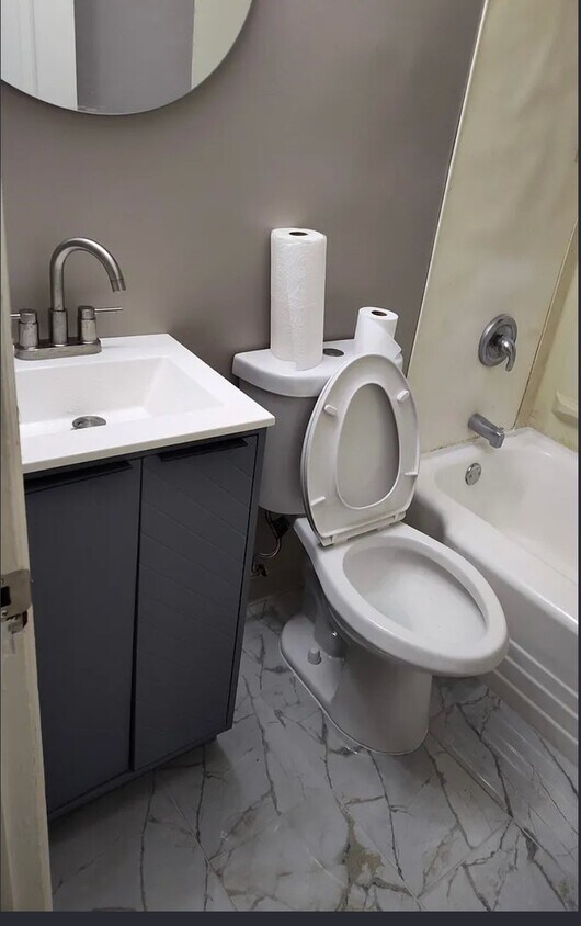 Foto del edificio - 1827 W 170th St