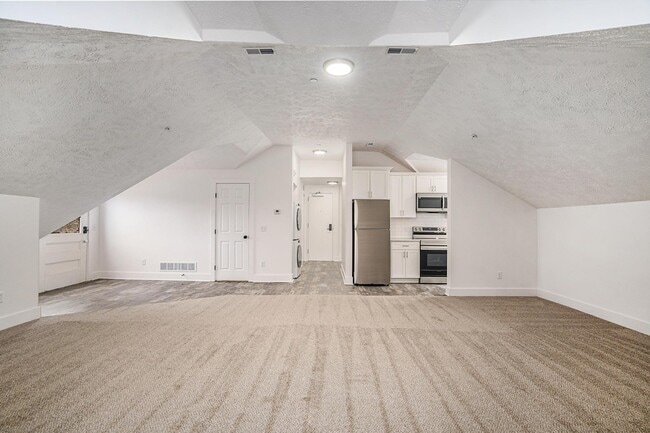 Building Photo - 302 Stuart Ave