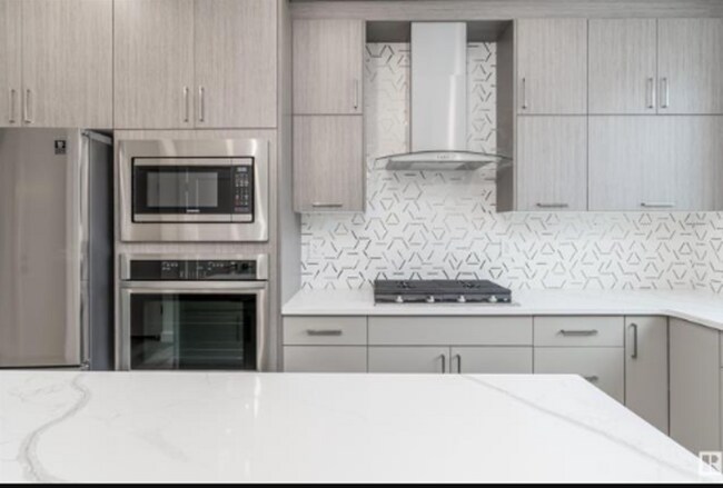 Building Photo - 10426-10147 147 St NW