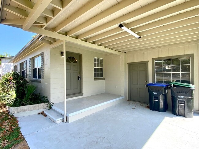 Building Photo - 3 Bedroom Lakefront Home in Apopka!