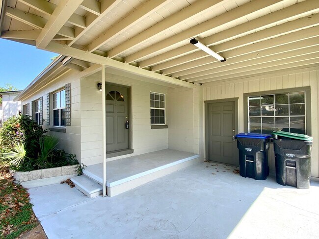 Foto del edificio - 3 Bedroom Lakefront Home in Apopka!