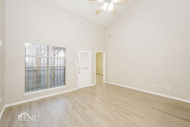 Building Photo - 214 River Rock Dr