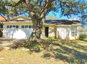Building Photo - 2002 Castle Creek Dr