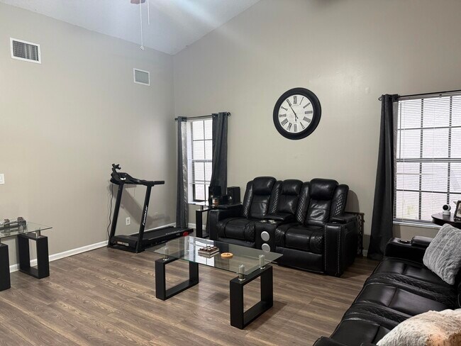 Building Photo - 13025 Meadowbreeze Dr
